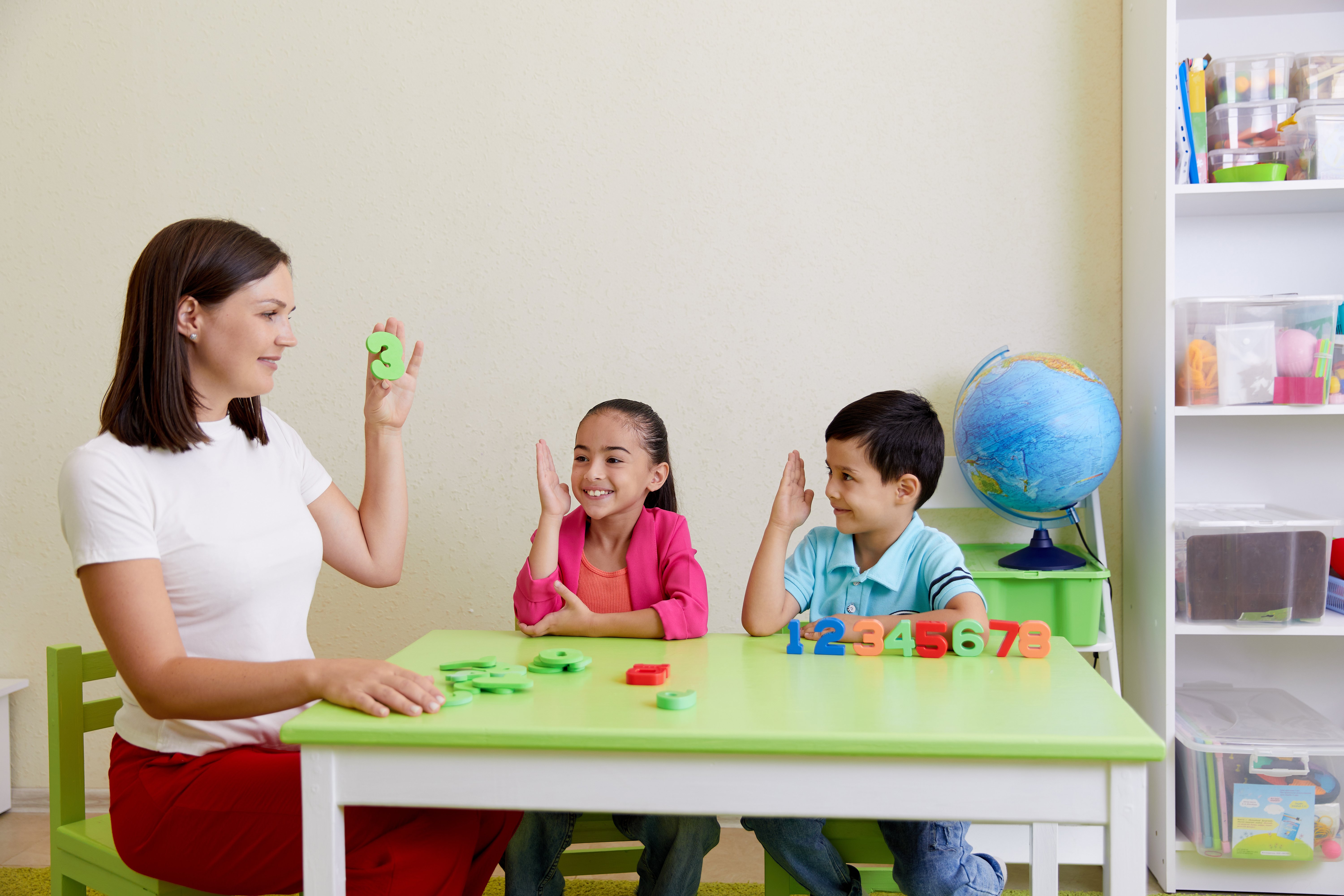 children-practice-correct-pronunciation-with-speech-therapist