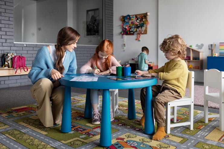 full-shot-kids-drawing-together-table